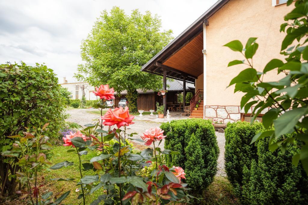 Apartment Tomasevic Слуни Экстерьер фото