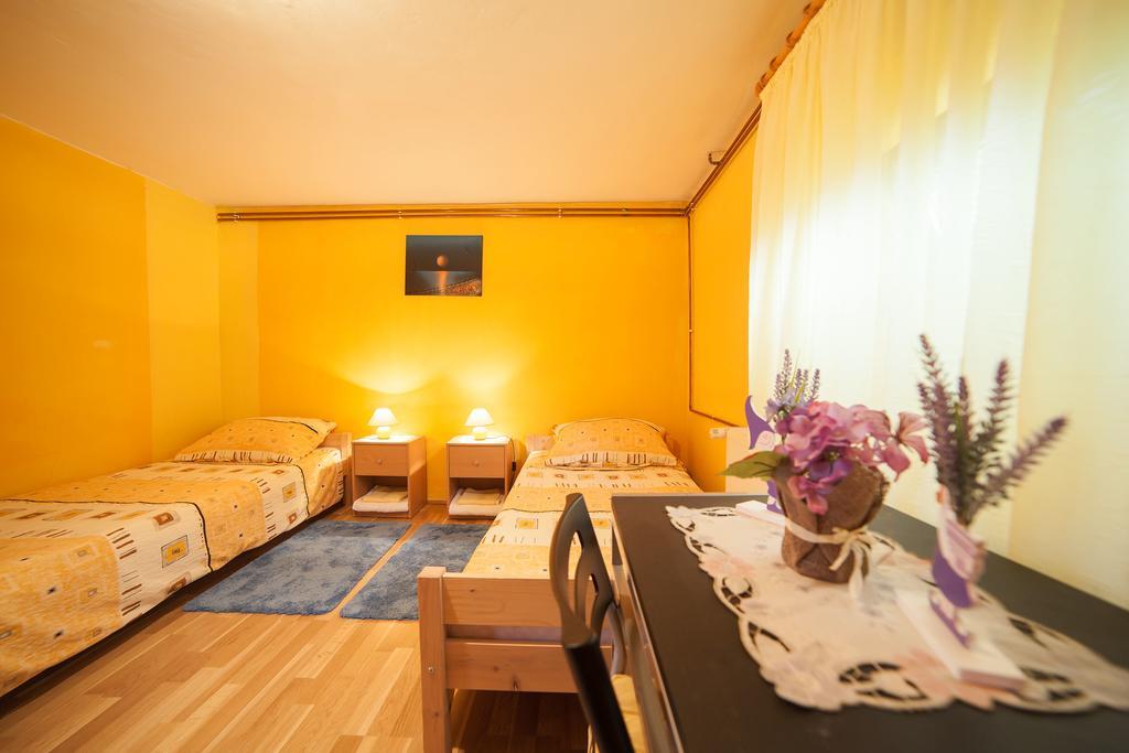 Apartment Tomasevic Слуни Экстерьер фото