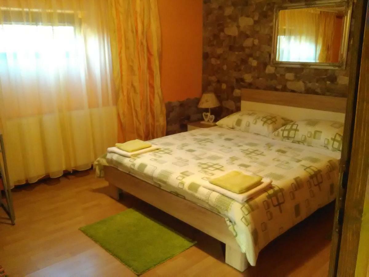 Apartment Tomasevic Слуни Экстерьер фото