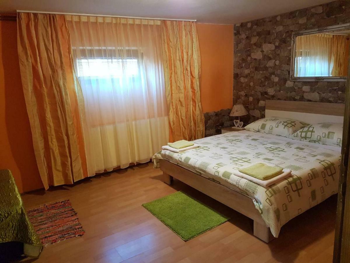 Apartment Tomasevic Слуни Экстерьер фото